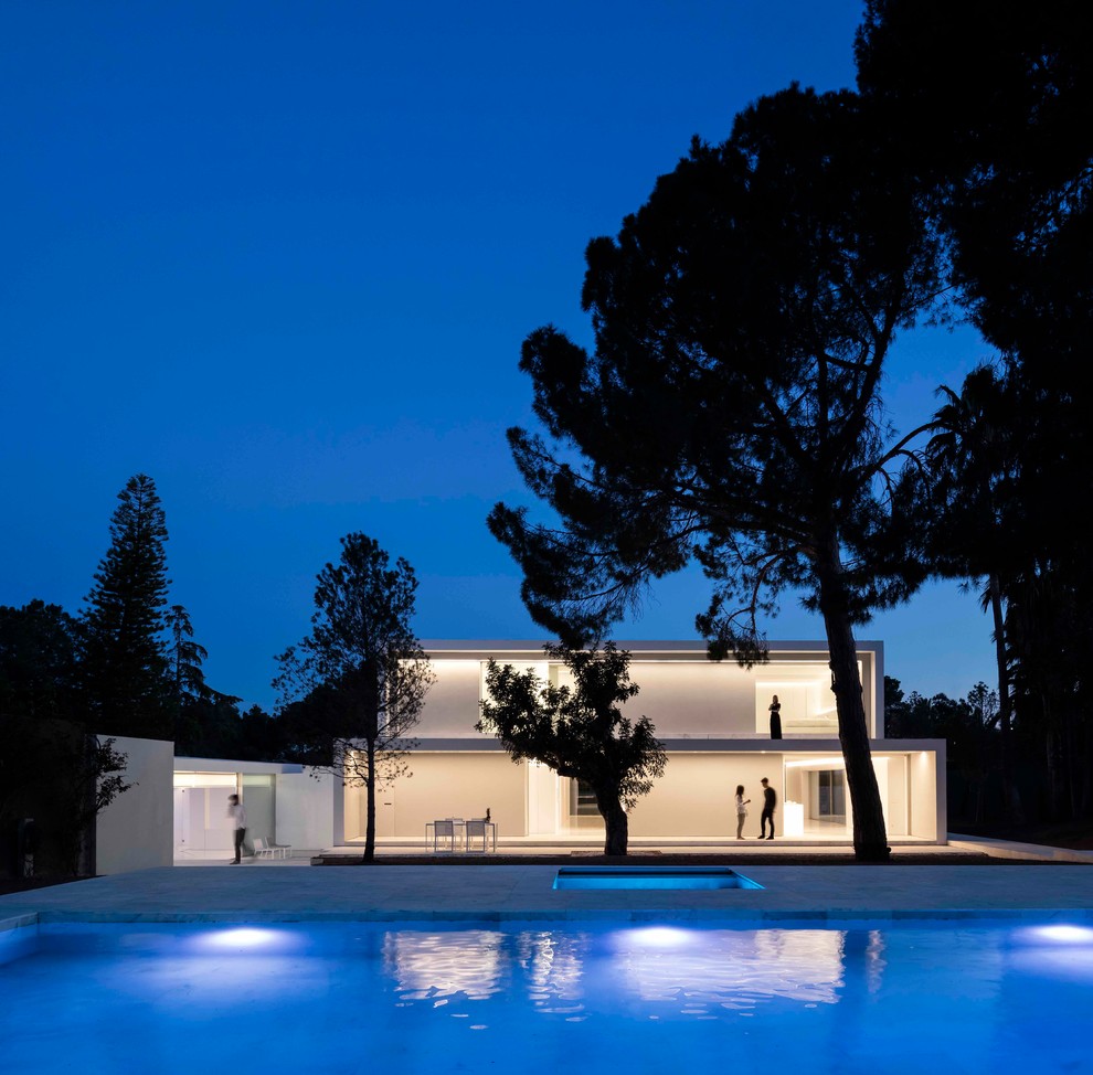バレンシアにある地中海スタイルのおしゃれな家の外観の写真