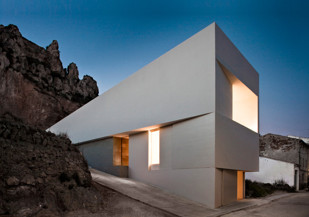 Dreistöckiges, Mittelgroßes Modernes Haus mit Flachdach, grauer Fassadenfarbe und Betonfassade in Valencia
