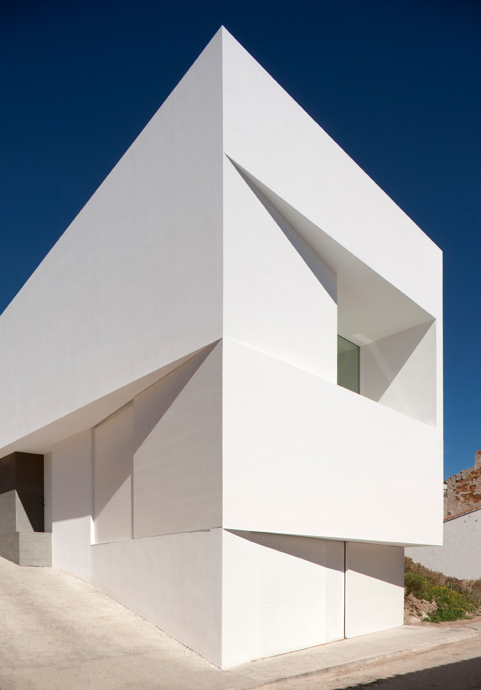This is an example of a contemporary house exterior in Valencia.