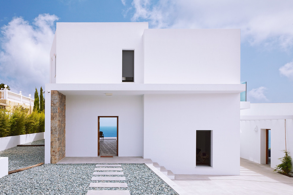 Idee per la facciata di una casa bianca contemporanea a due piani di medie dimensioni con tetto piano e rivestimento in stucco