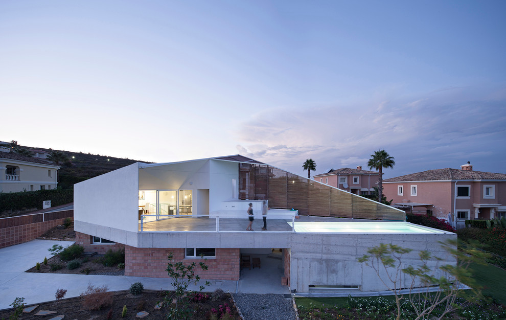 Großes, Zweistöckiges Industrial Haus mit Mix-Fassade in Malaga