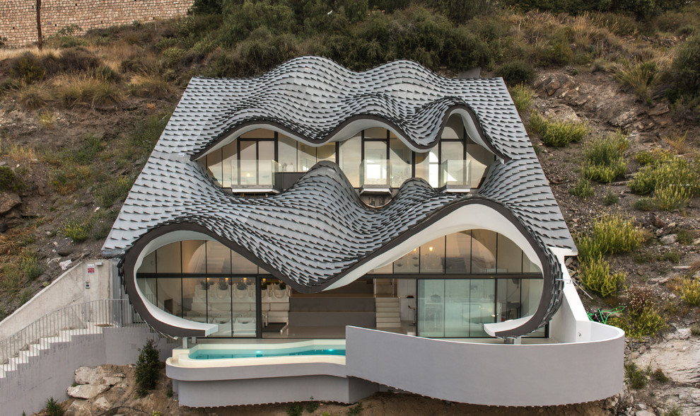 Diseño de fachada de casa multicolor ecléctica de dos plantas con tejado de teja de madera