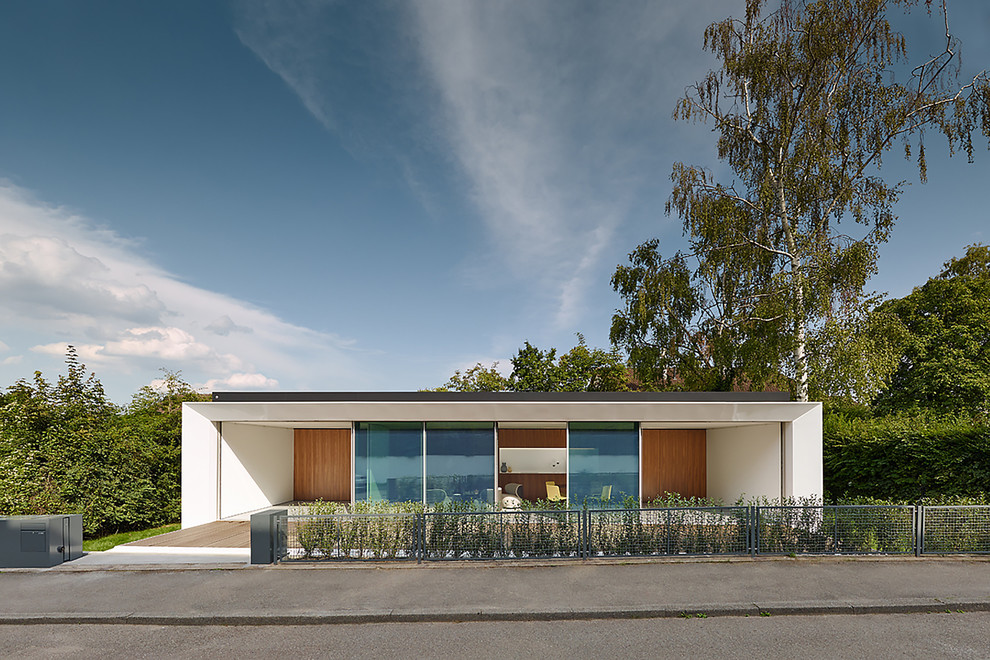 Kleines, Einstöckiges Modernes Haus mit Mix-Fassade, weißer Fassadenfarbe und Flachdach in Sonstige