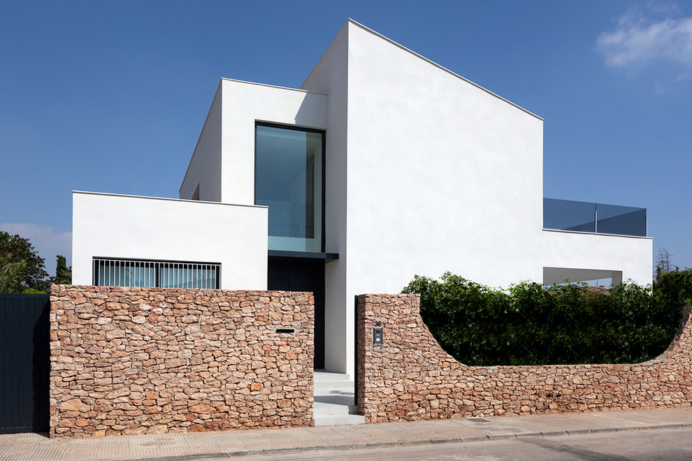 На фото: двухэтажный, белый частный загородный дом в стиле модернизм с односкатной крышей