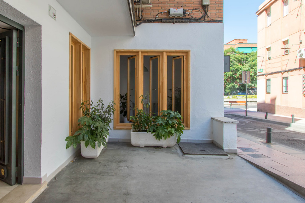 Kleines, Einstöckiges Nordisches Wohnung mit Putzfassade und weißer Fassadenfarbe in Madrid