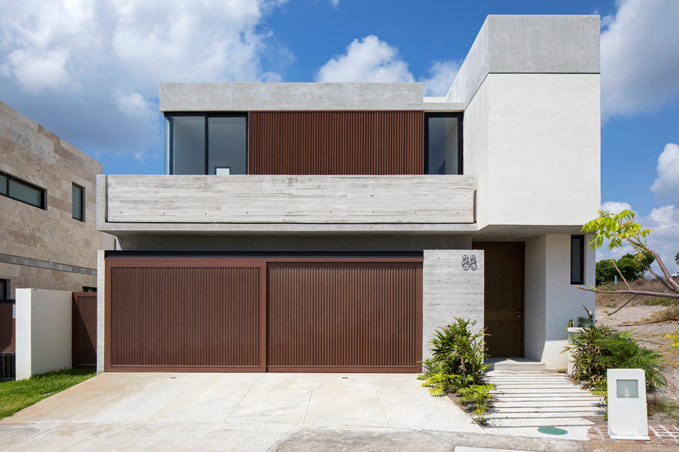 Diseño de fachada de casa gris actual de dos plantas con revestimiento de hormigón y tejado plano
