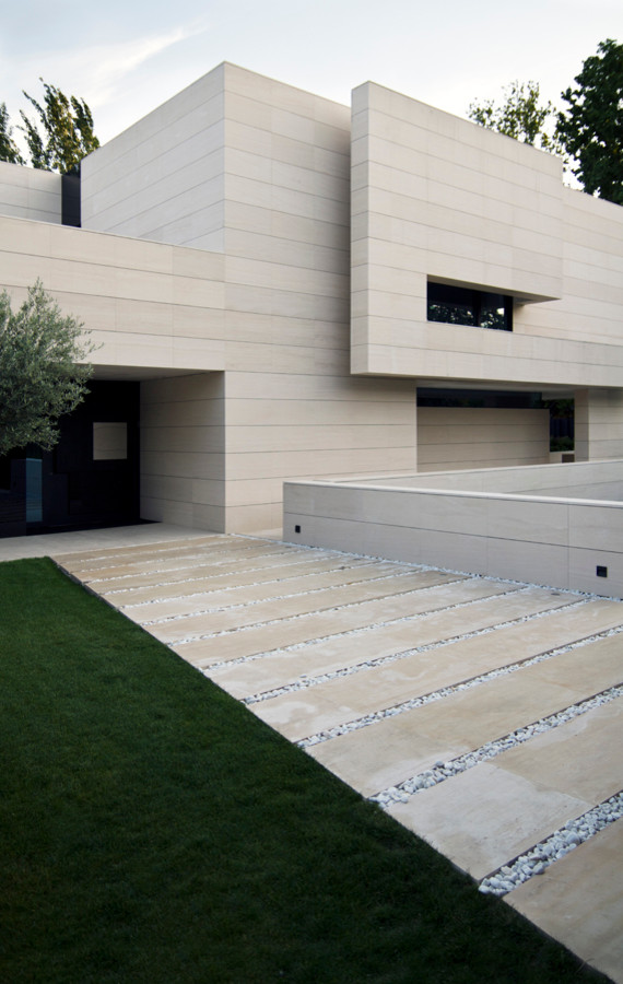Contemporary house exterior in Madrid.