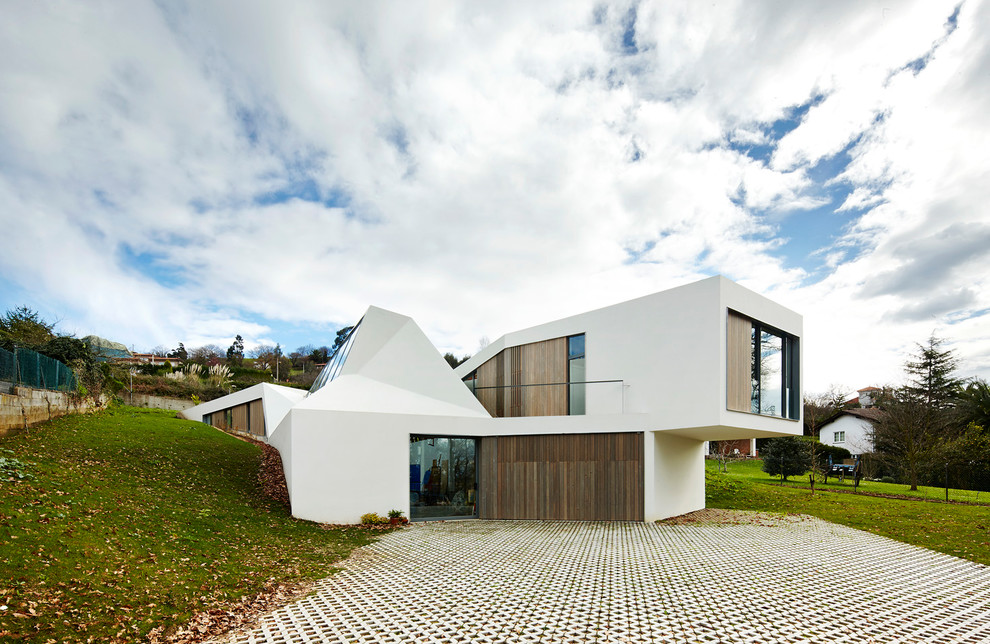 Идея дизайна: двухэтажный, белый частный загородный дом в современном стиле с плоской крышей