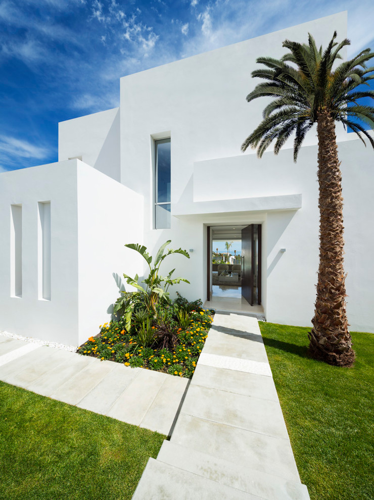 Свежая идея для дизайна: большой, двухэтажный, белый частный загородный дом в стиле модернизм с односкатной крышей - отличное фото интерьера