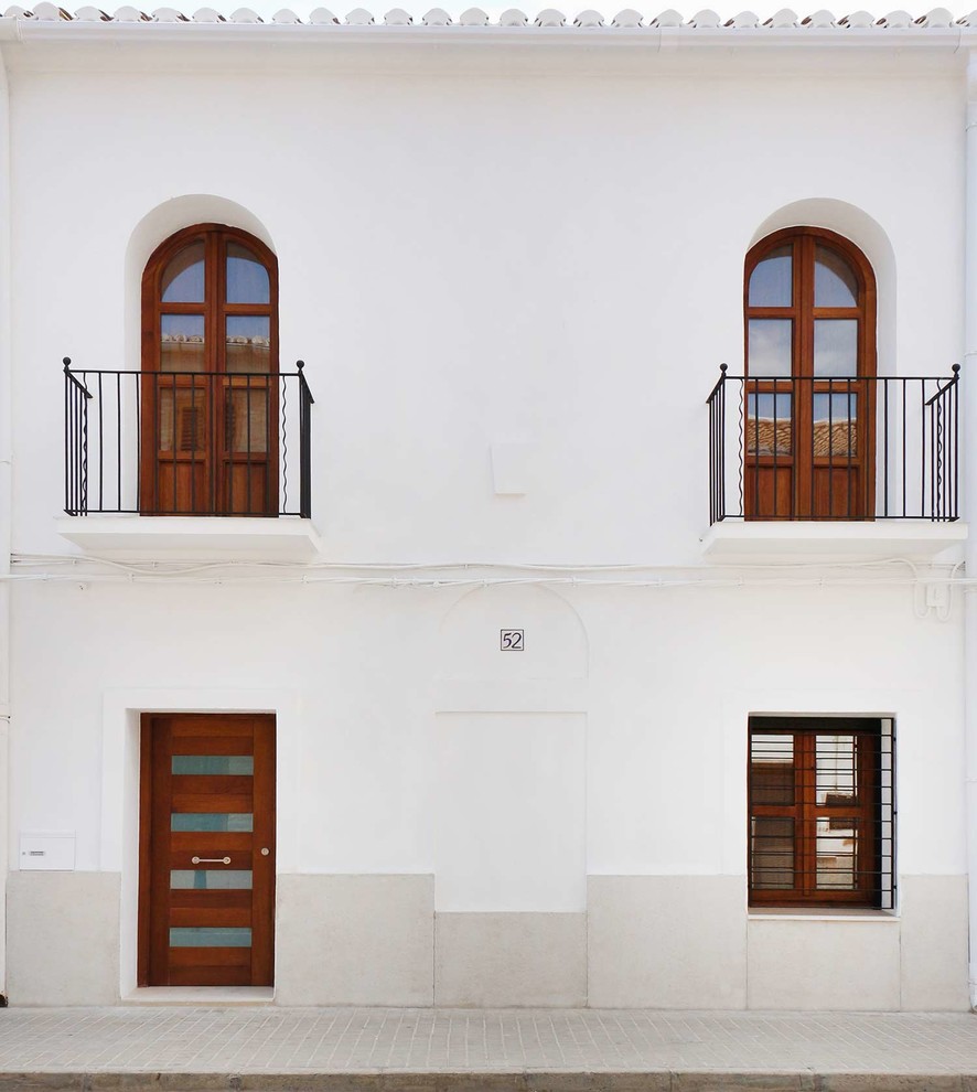 Kleines, Zweistöckiges Klassisches Haus mit Putzfassade, weißer Fassadenfarbe und Halbwalmdach in Valencia