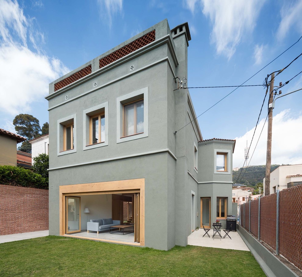 Cette photo montre une grande façade de maison verte chic à un étage avec un revêtement mixte.