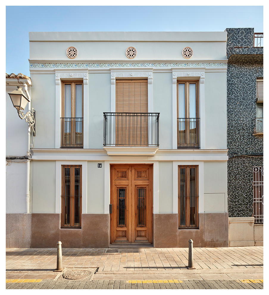 バレンシアにある小さなトラディショナルスタイルのおしゃれな家の外観 (混合材サイディング) の写真