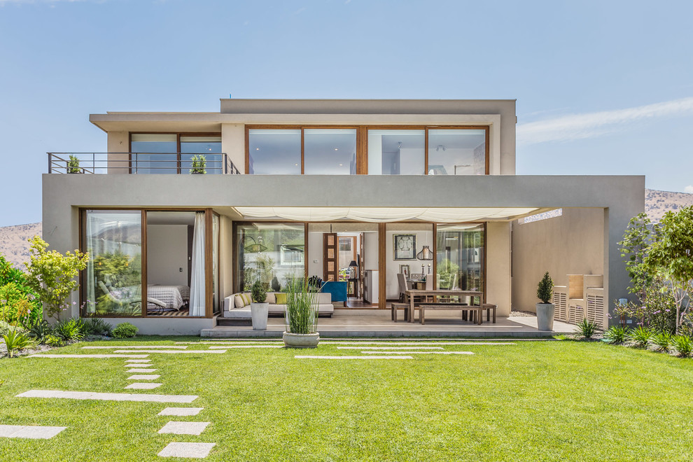Zweistöckiges Modernes Haus mit Flachdach und grauer Fassadenfarbe in Madrid