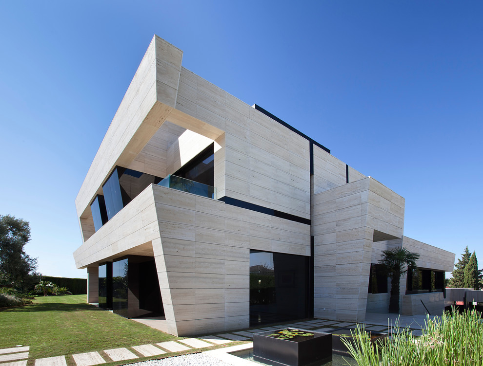 マドリードにある高級なコンテンポラリースタイルのおしゃれな家の外観 (混合材サイディング) の写真