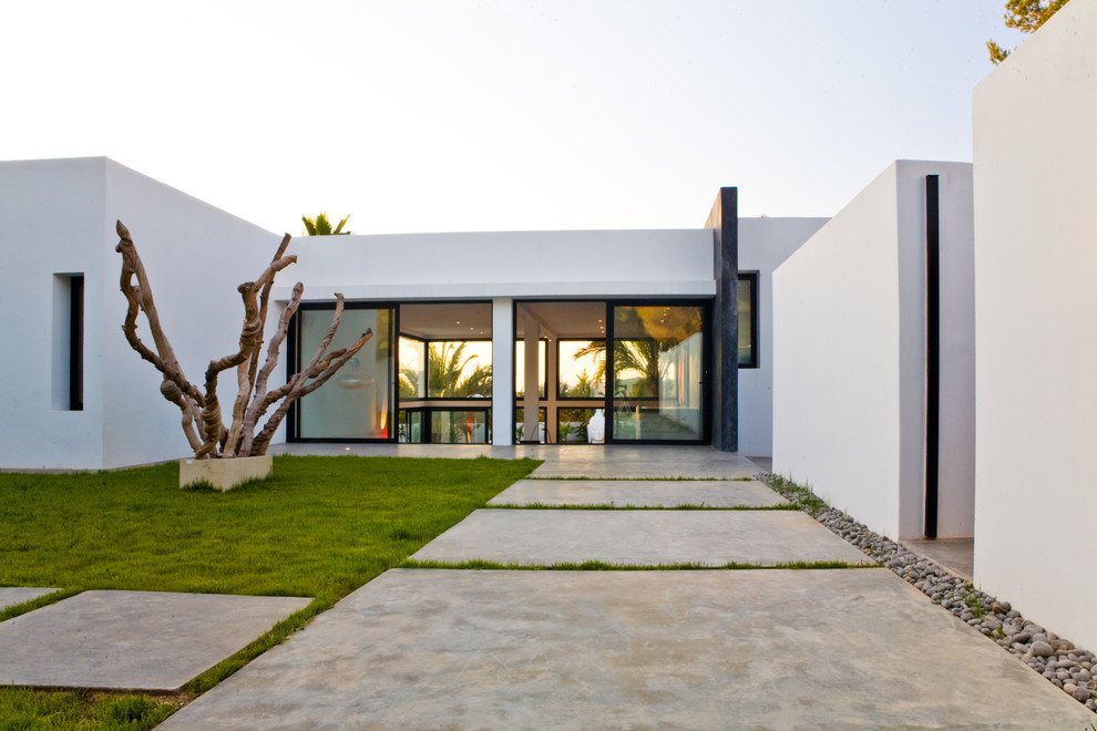 Exemple d'une grande façade de maison blanche moderne de plain-pied avec un revêtement mixte et un toit plat.