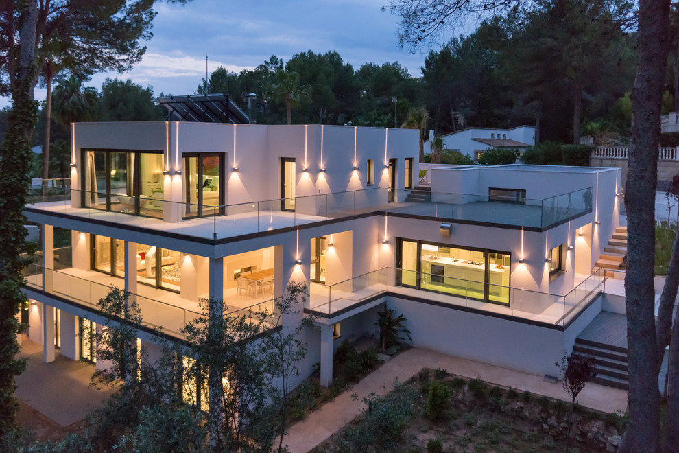This is an example of a contemporary house exterior in Palma de Mallorca.