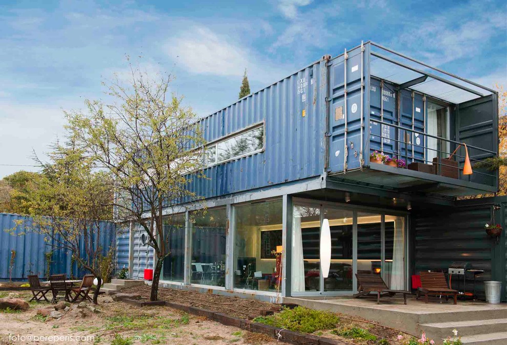 Foto de fachada azul industrial pequeña de dos plantas con revestimiento de metal y tejado plano