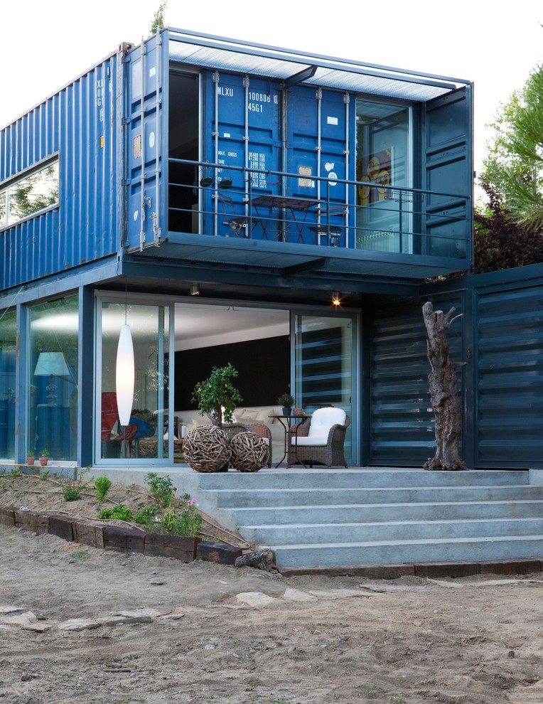 Modelo de fachada azul industrial pequeña de dos plantas con revestimiento de metal y tejado plano