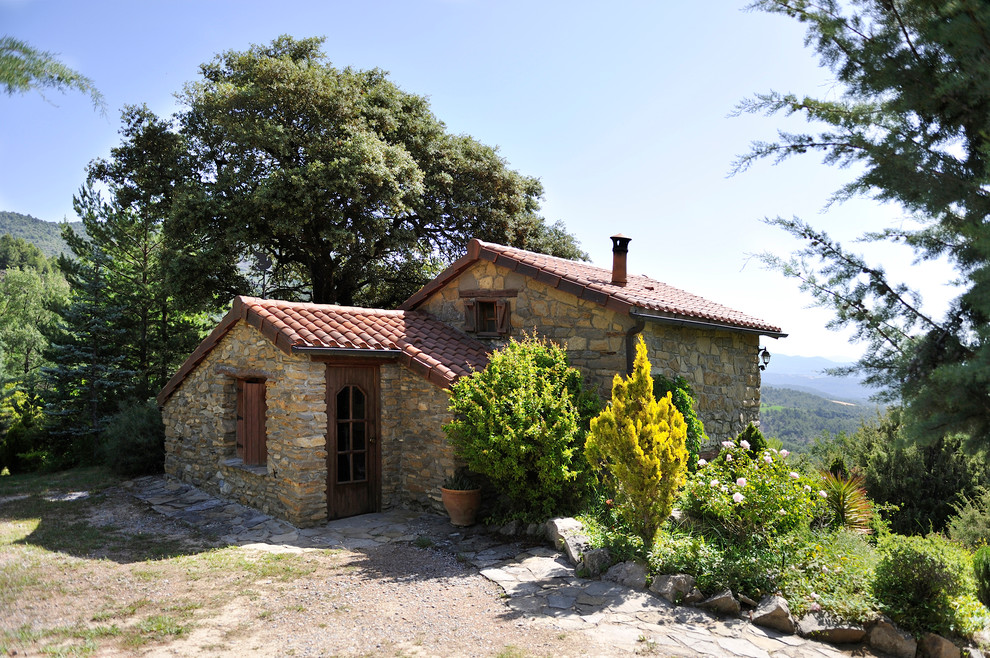 Cette photo montre une petite façade de maison montagne en pierre de plain-pied avec un toit à deux pans.