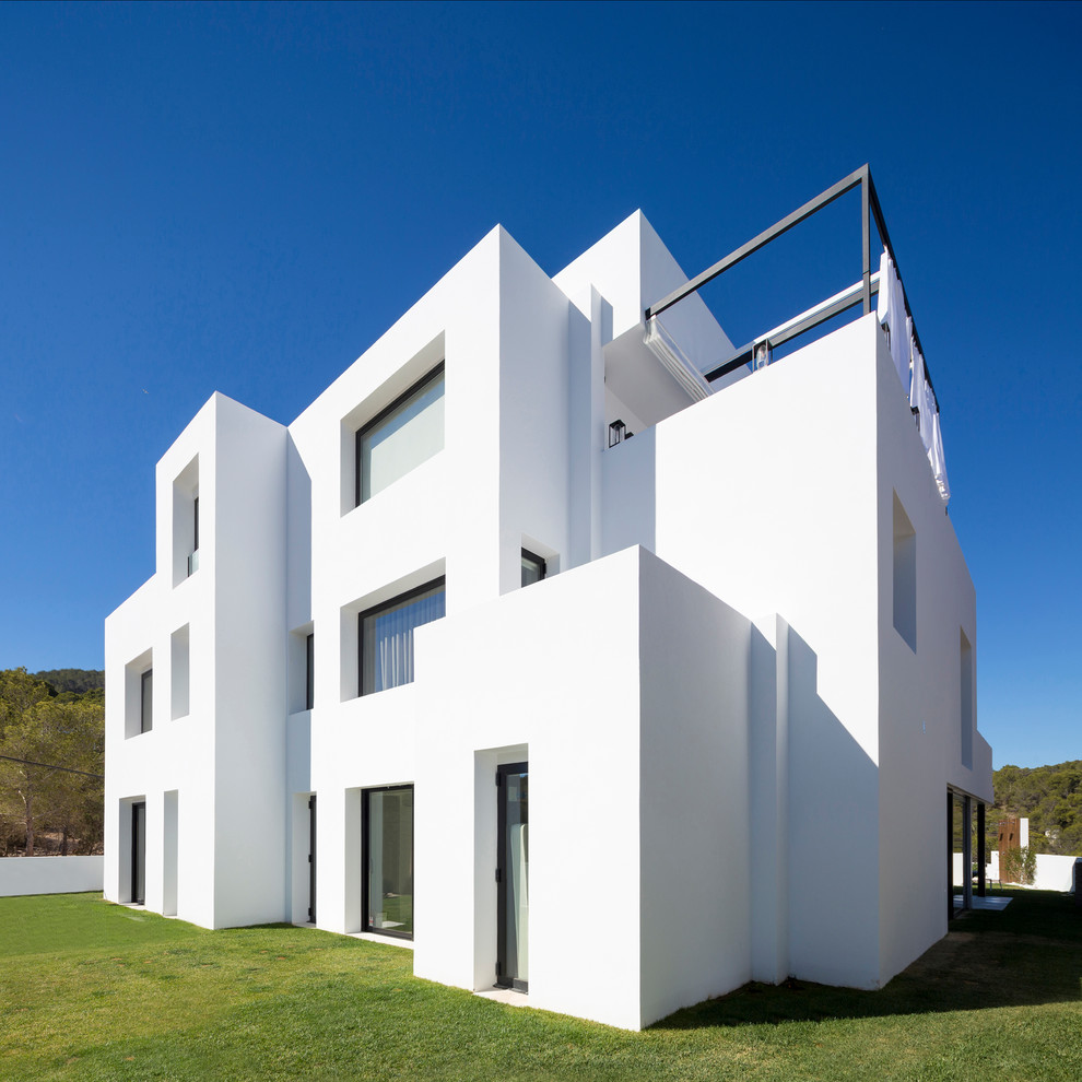 Foto della villa bianca contemporanea a due piani con tetto piano