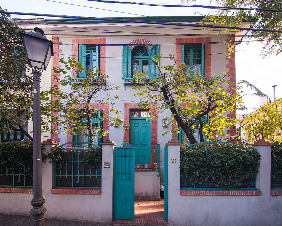 Imagen de fachada de casa multicolor tradicional renovada de tamaño medio de dos plantas con revestimientos combinados y tejado a cuatro aguas