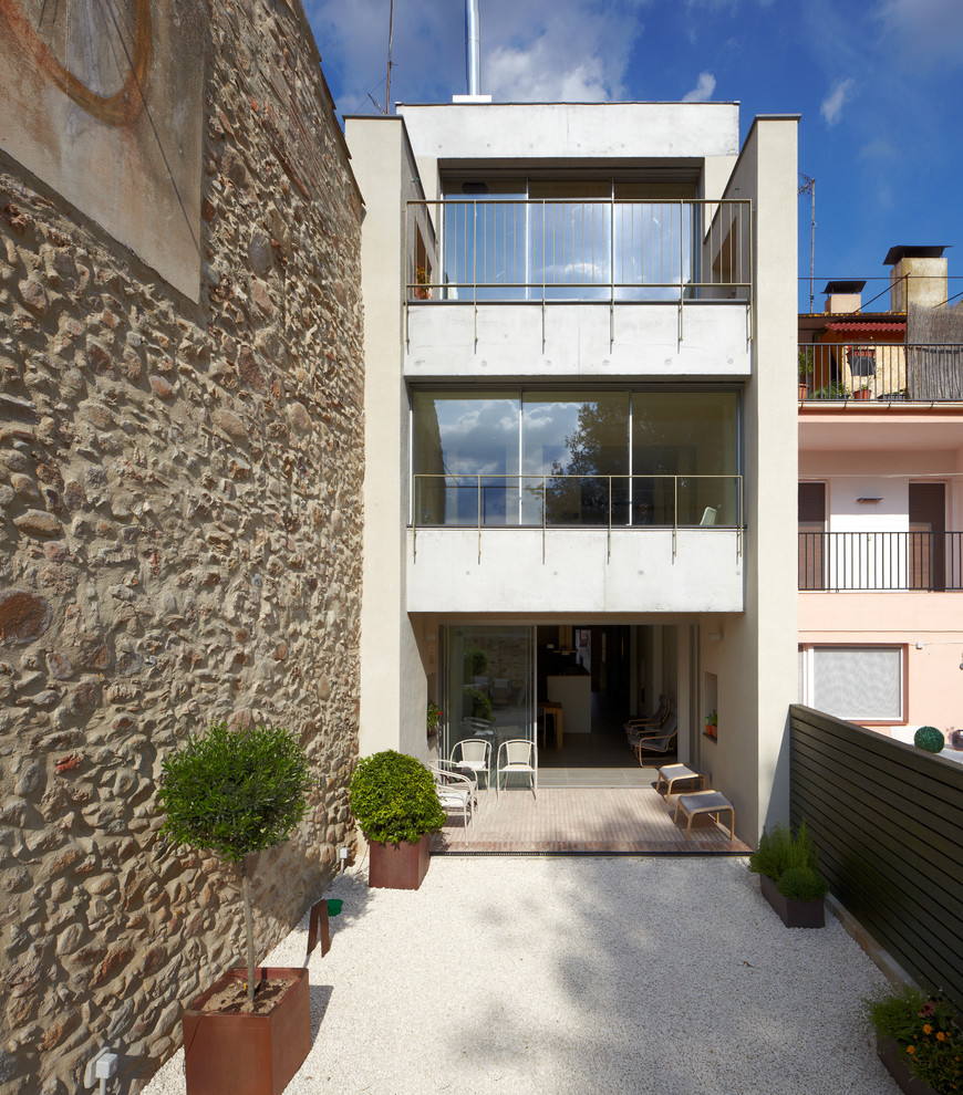 UNIFAMILIAR ENTRE MEDIANERAS Contemporary Exterior