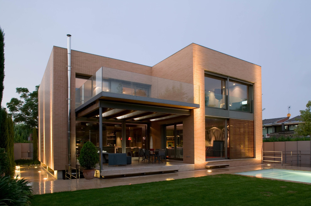 Источник вдохновения для домашнего уюта: двухэтажный, кирпичный, коричневый дом среднего размера в стиле лофт с плоской крышей