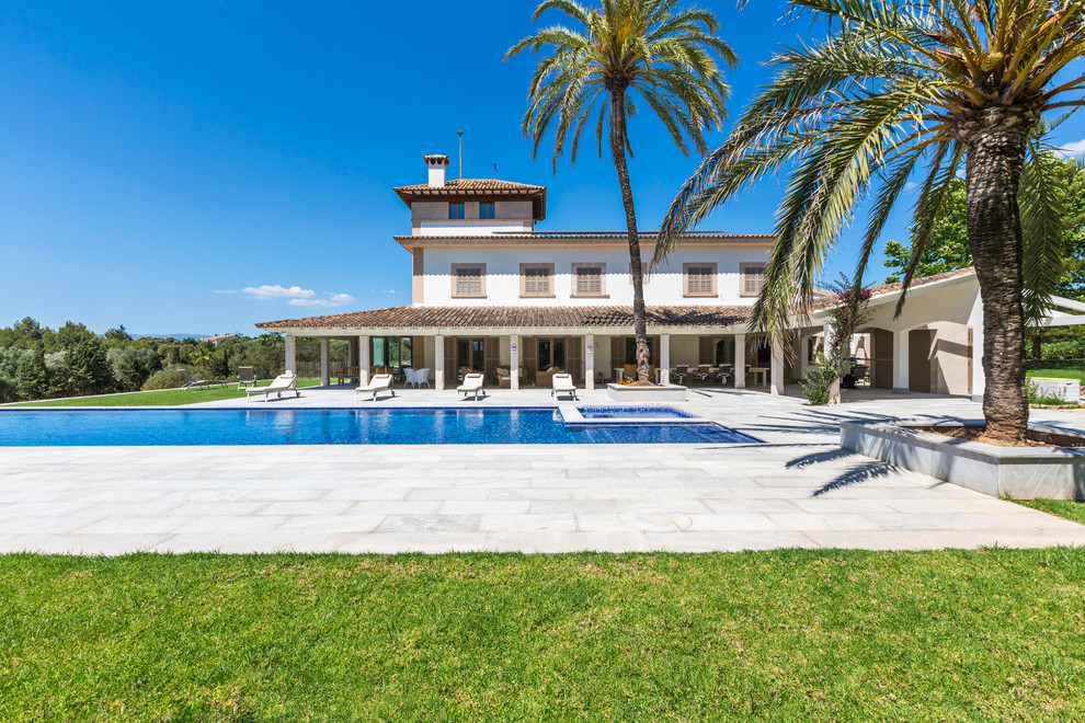Großes, Dreistöckiges Mediterranes Haus mit Putzfassade, weißer Fassadenfarbe und Walmdach in Palma de Mallorca