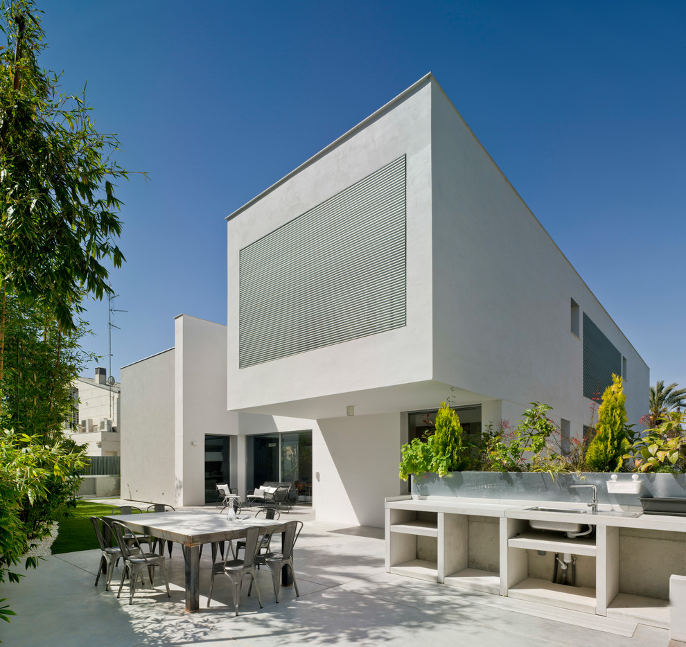 Ejemplo de fachada de casa blanca actual grande de dos plantas con revestimientos combinados y tejado plano