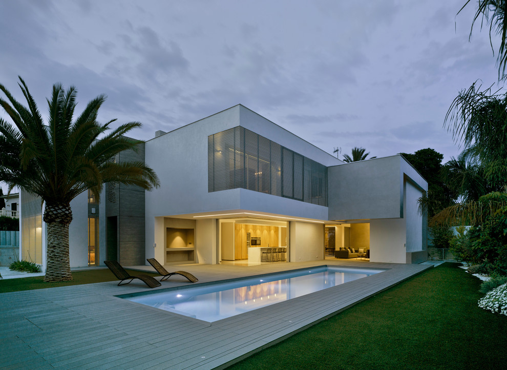 Diseño de fachada de casa blanca contemporánea grande de dos plantas con revestimientos combinados y tejado plano
