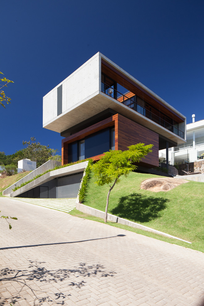 Großes, Dreistöckiges Modernes Einfamilienhaus mit Betonfassade, grauer Fassadenfarbe, Flachdach und Misch-Dachdeckung in Sonstige