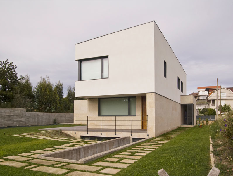 Imagen de fachada blanca contemporánea de tamaño medio de dos plantas con revestimientos combinados y tejado de un solo tendido