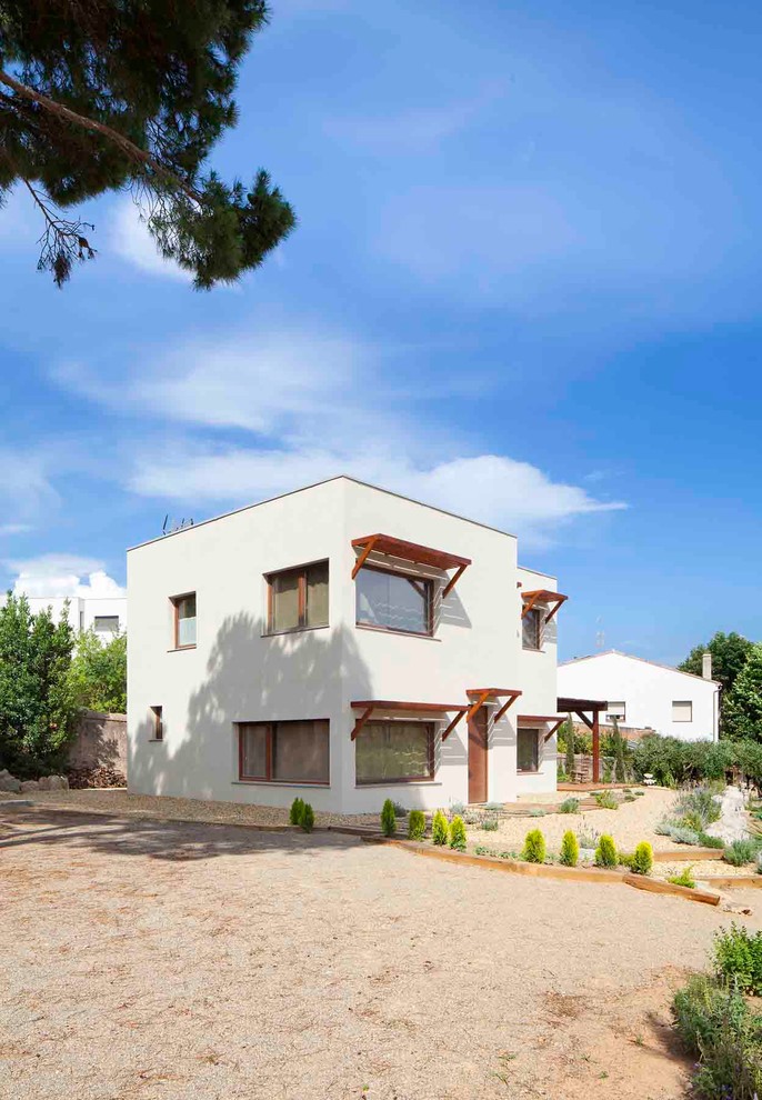 Mittelgroßes, Dreistöckiges Mediterranes Haus mit Mix-Fassade, weißer Fassadenfarbe und Flachdach in Barcelona