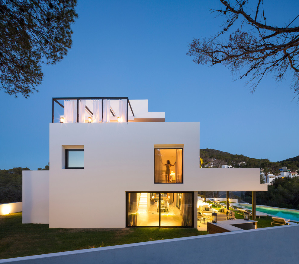 Photo of a large and white contemporary house exterior in Bilbao with three floors and a flat roof.