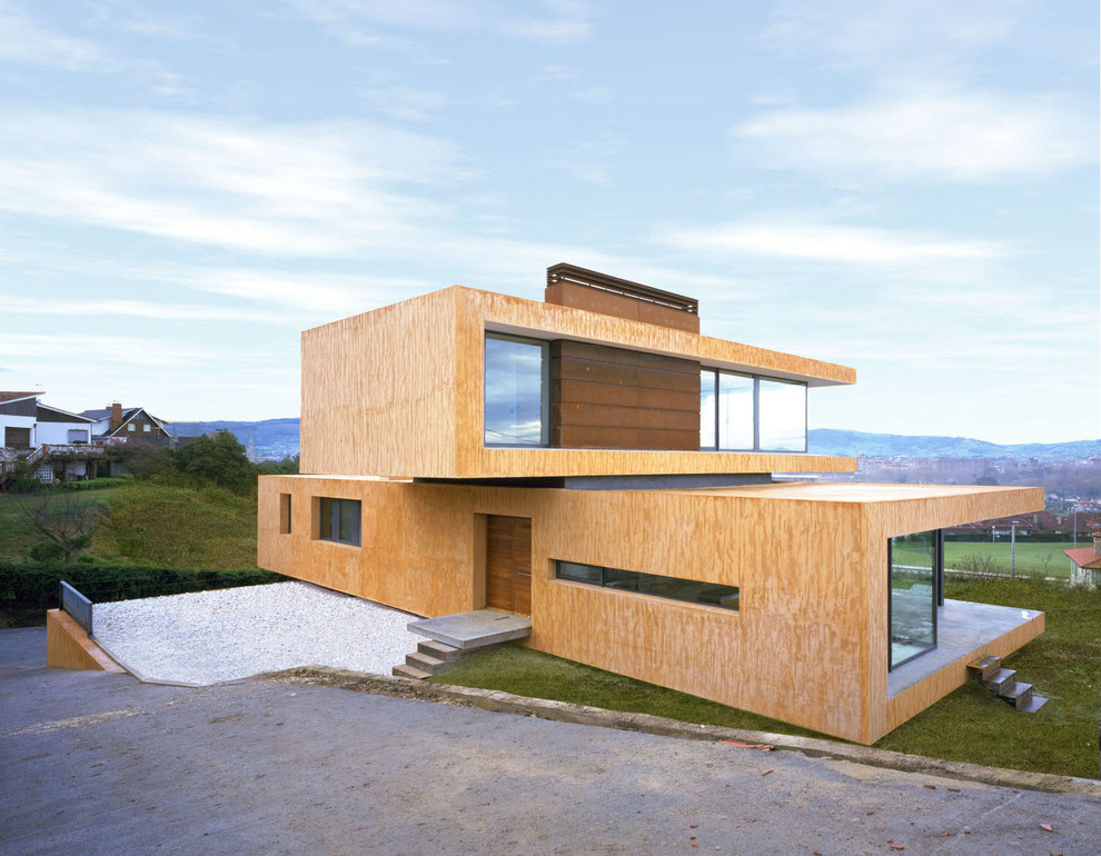 Источник вдохновения для домашнего уюта: двухэтажный, желтый дом среднего размера в современном стиле с плоской крышей