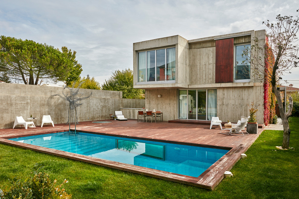 Inspiration för mellanstora moderna grå betonghus, med två våningar och platt tak