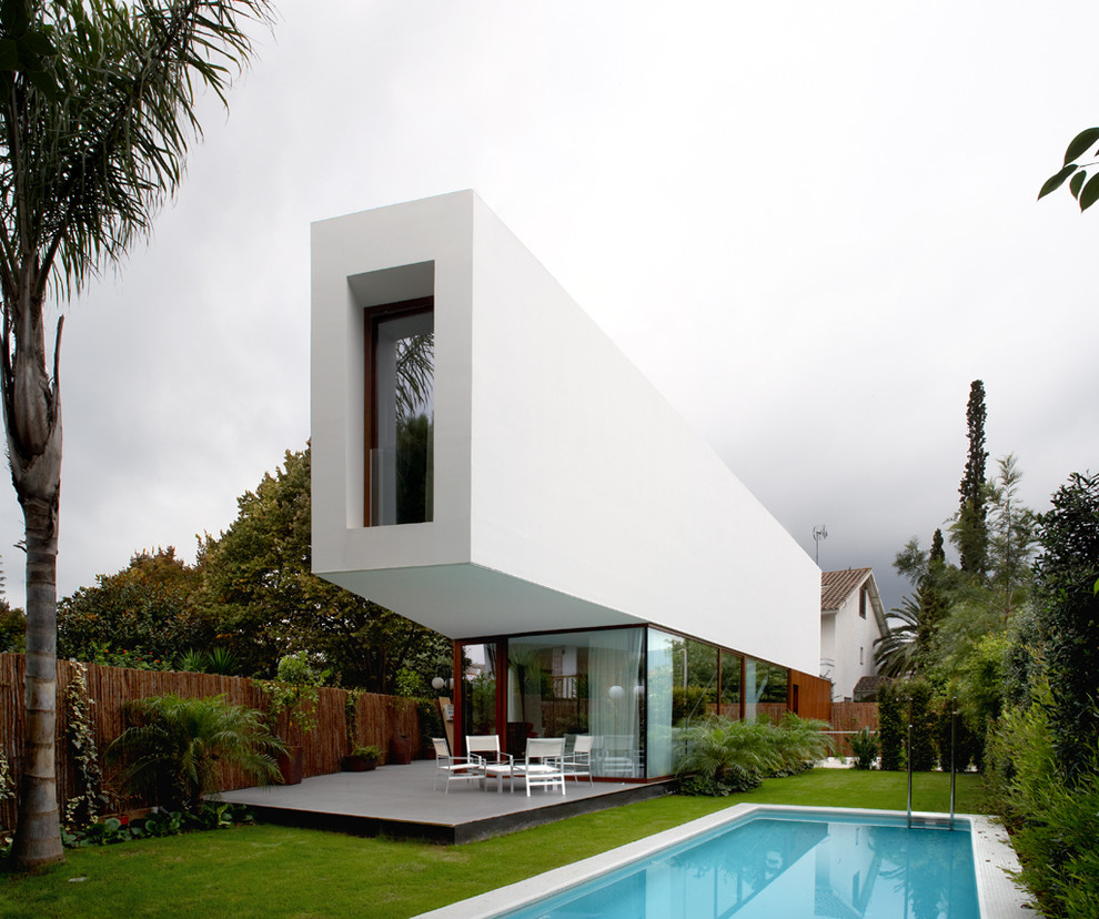 Foto de fachada blanca contemporánea grande de dos plantas con revestimiento de estuco y tejado plano