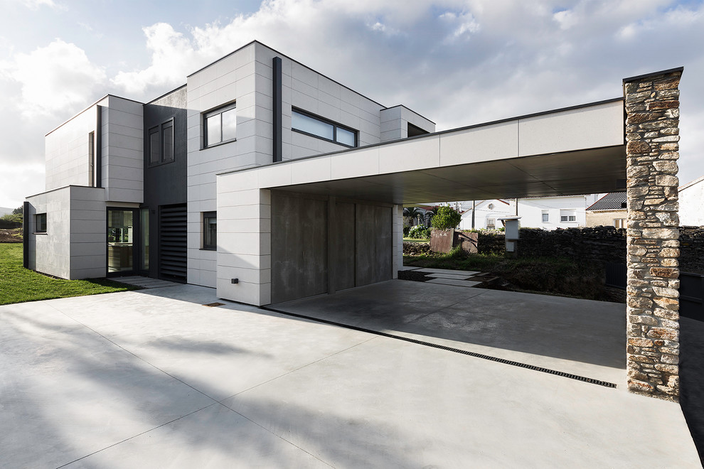 Cette photo montre une façade de maison tendance de taille moyenne et à un étage avec un toit plat.