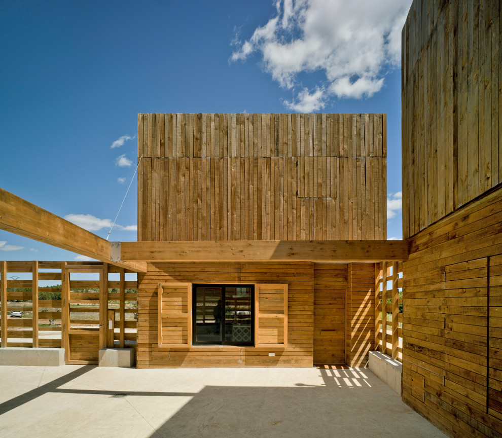 Ispirazione per la facciata di una casa marrone contemporanea a due piani di medie dimensioni con rivestimento in legno e tetto piano