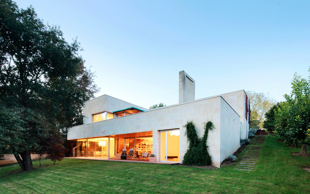 Imagen de fachada blanca contemporánea de tamaño medio a niveles con tejado plano y revestimientos combinados