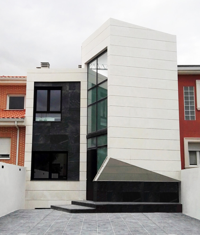 Imagen de fachada de casa bifamiliar blanca contemporánea