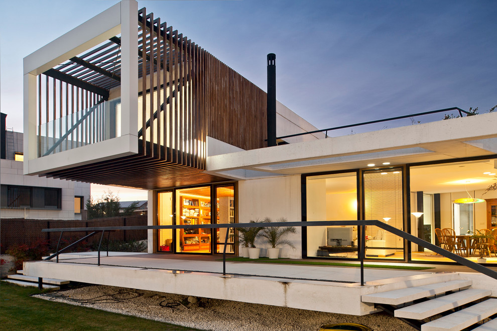 Diseño de fachada blanca contemporánea de tamaño medio de dos plantas con revestimientos combinados y tejado plano