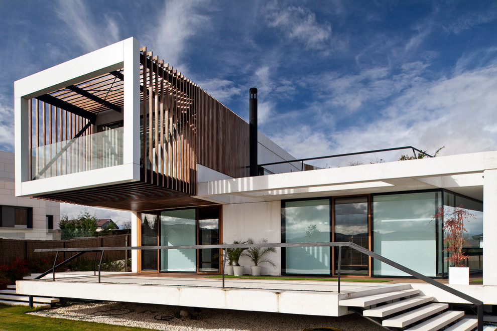 Idee per la facciata di una casa bianca contemporanea a due piani di medie dimensioni con rivestimenti misti e tetto piano
