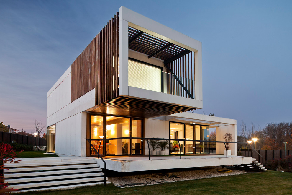 Свежая идея для дизайна: двухэтажный, белый дом среднего размера в современном стиле с комбинированной облицовкой и плоской крышей - отличное фото интерьера
