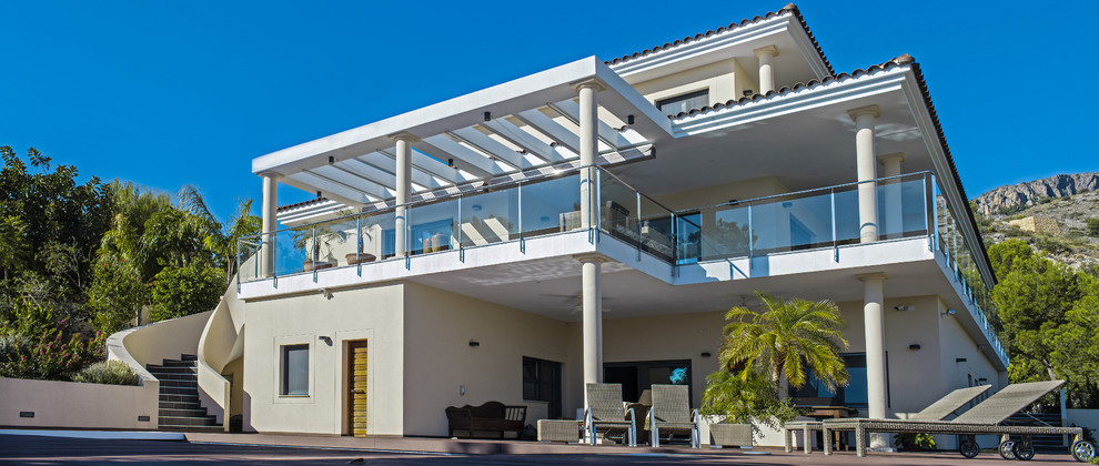 Idee per la facciata di una casa bianca moderna a tre piani di medie dimensioni con rivestimenti misti e tetto a padiglione