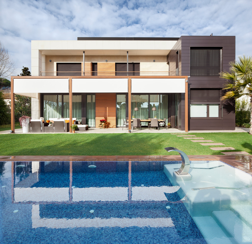 На фото: двухэтажный, коричневый дом среднего размера в современном стиле с комбинированной облицовкой и плоской крышей с