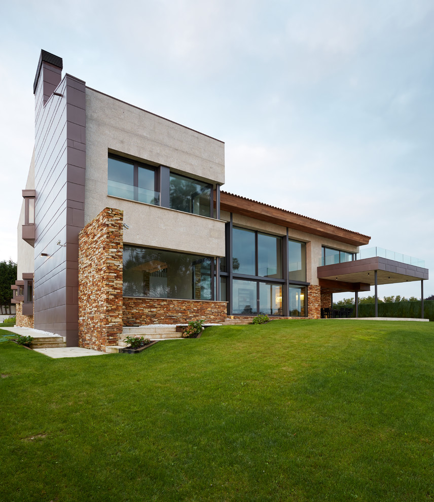 На фото: двухэтажный, серый дом в современном стиле с комбинированной облицовкой и плоской крышей