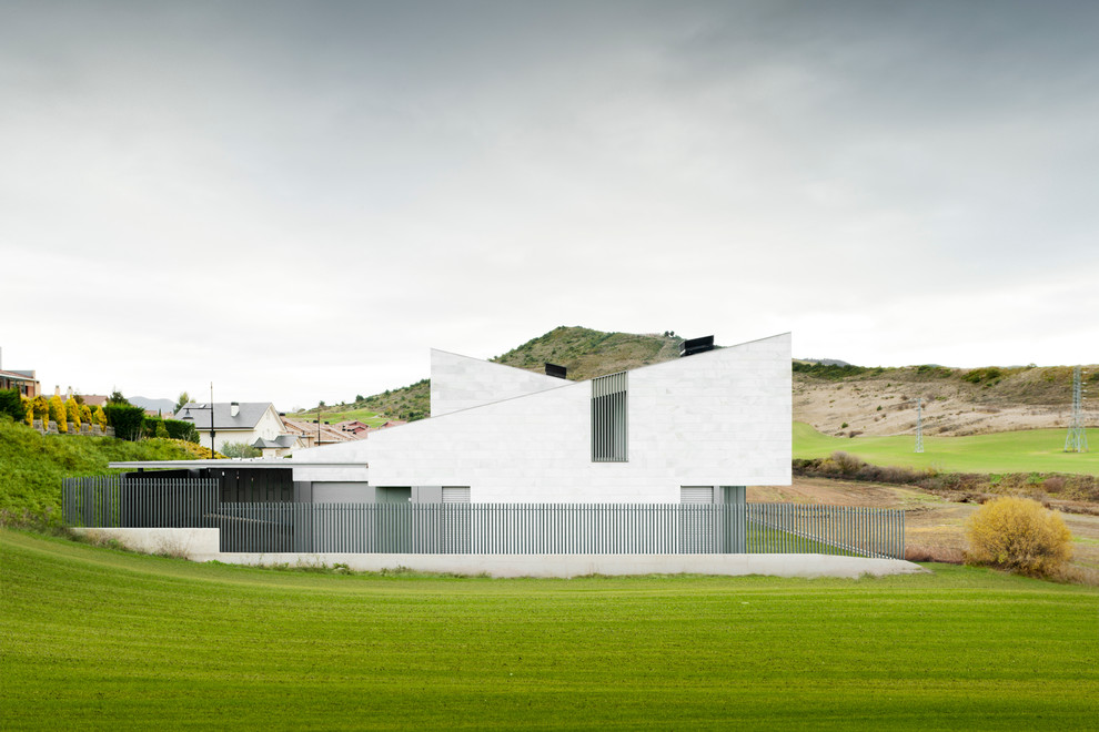 Mittelgroßes, Zweistöckiges Modernes Haus mit Steinfassade und grauer Fassadenfarbe in Sonstige