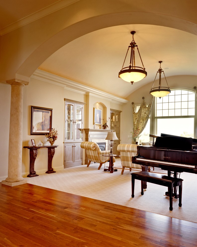 На фото: большая изолированная гостиная комната в стиле неоклассика (современная классика) с музыкальной комнатой, желтыми стенами, ковровым покрытием, стандартным камином и фасадом камина из камня с