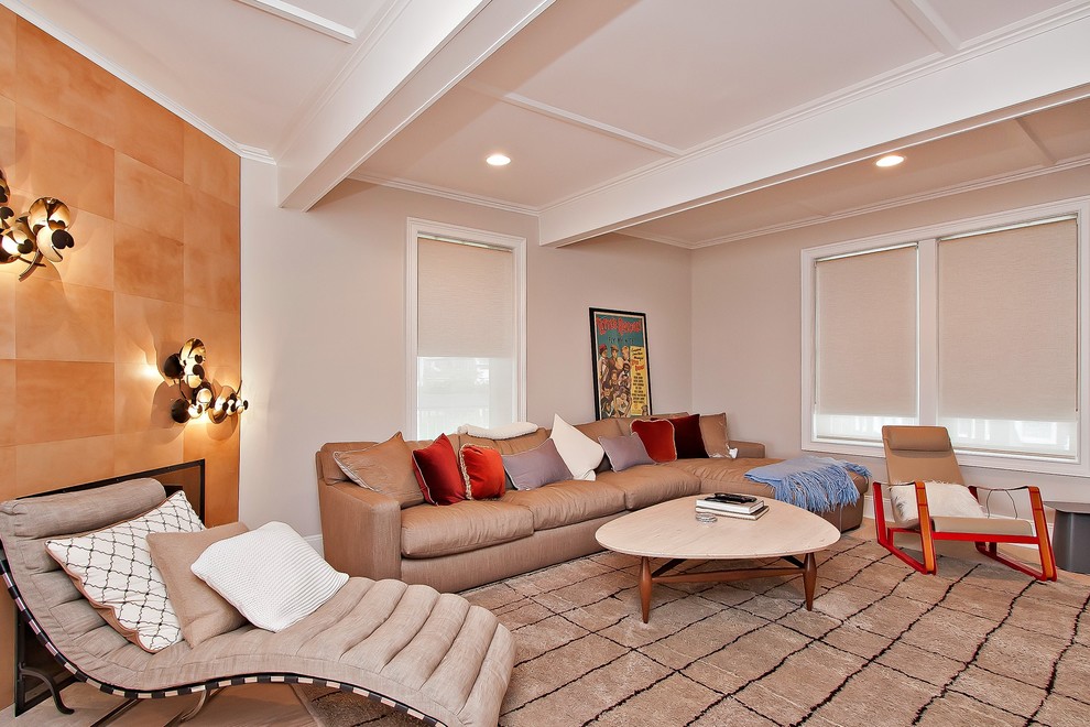 Immagine di un grande soggiorno stile marinaro chiuso con sala della musica, pareti bianche, parquet chiaro, camino ad angolo e TV a parete